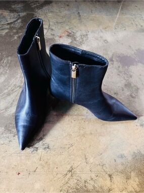 Women's Black Pointed-Toe Ankle Boots with Side Zip